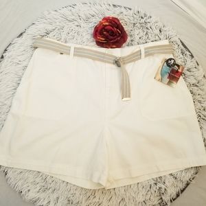 Gloria Vanderbilt white short size 18
